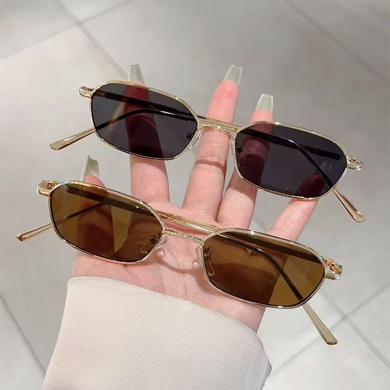 Designer Sunglasses - 新作、小ぶりのフレームのスチームパンク風サングラス。高級ブランド、ヴィンテージデザイン、クラシックな男性用、多角形のメタルフレーム、UV400カット。
