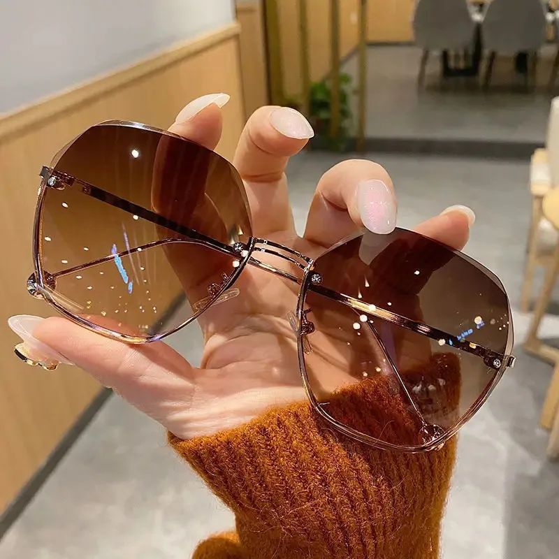 Designer Sunglasses - ブランドデザイン、ファッション、新しい多角形メタルサングラス、レトロなレディースメガネ、クラシックなトレンド、高級感、運転や旅行に最適なアイウェア、UV400カット。
