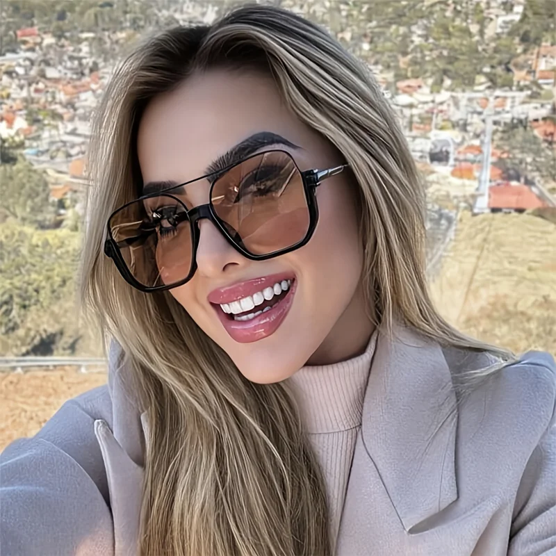 Designer Sunglasses - 新作ヴィンテージ風オーバーサイズサングラス。男女兼用、スクエア型、トレンド感あふれる人気ブランドデザイン。UV400カット。
