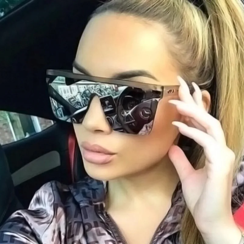 ファッション性の高い、大きめのスクエア型ブランドサングラス。 - Designer Sunglasses のレビューと価格
