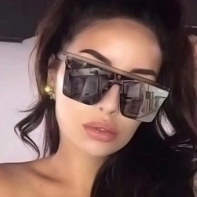 ファッション性の高い、大きめのスクエア型ブランドサングラス。 - Designer Sunglasses のレビューと価格
