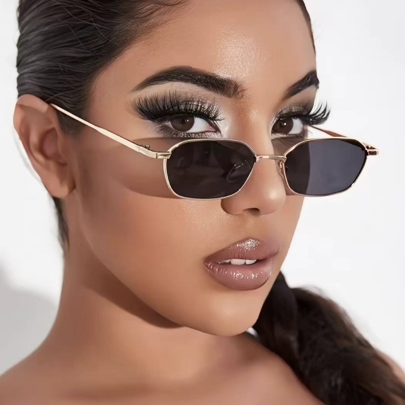 新作、小ぶりのフレームのスチームパンク風サングラス。高級ブラ - Designer Sunglasses のレビューと価格