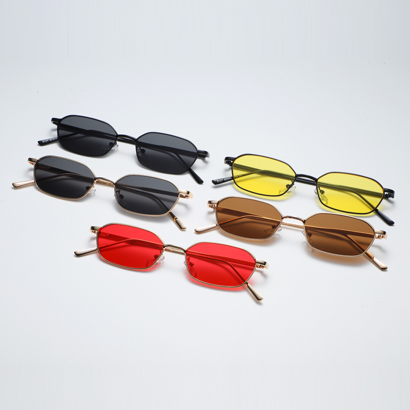 新作、小ぶりのフレームのスチームパンク風サングラス。高級ブラ - Designer Sunglasses のレビューと価格