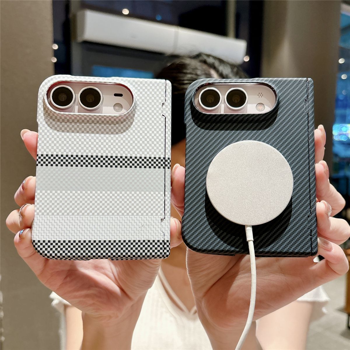 iPhone Duo用、高級感のあるカーボンファイバー調の磁 - Premium Cigar Case のレビューと価格