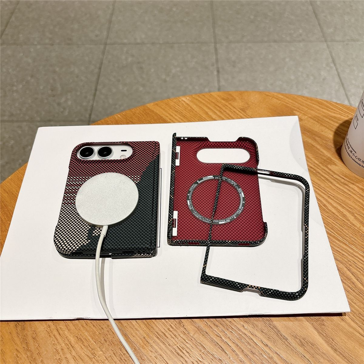 iPhone Duo用、高級感のあるカーボンファイバー調の磁 - Premium Cigar Case のレビューと価格