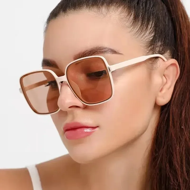 ヴィンテージ風、大きめのスクエア型サングラス。女性向け、グラ - Designer Sunglasses のレビューと価格