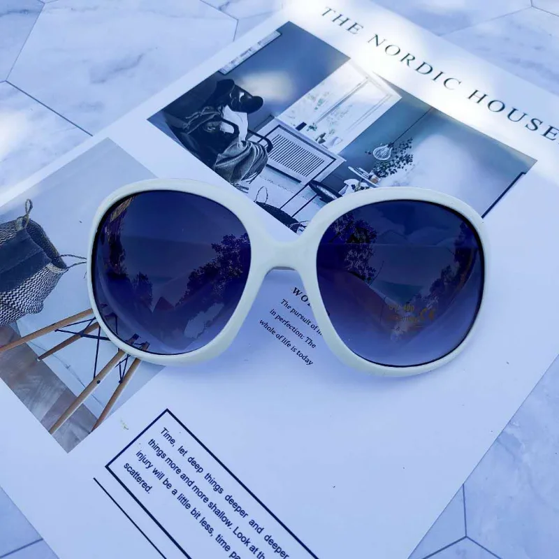 新作、大ぶりのフレームに丸いレンズを組み合わせたサングラス。 - Designer Sunglasses のレビューと価格