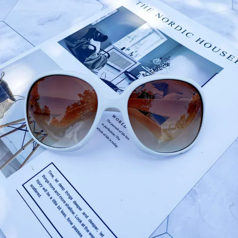 新作、大ぶりのフレームに丸いレンズを組み合わせたサングラス。 - Designer Sunglasses のレビューと価格