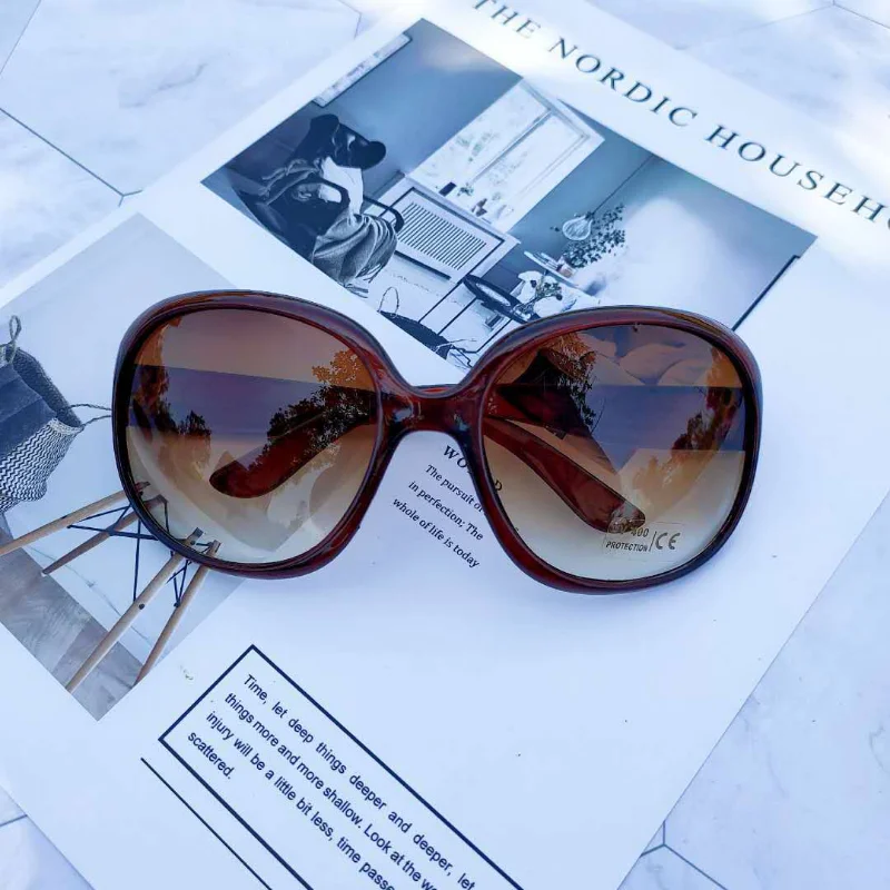 新作、大ぶりのフレームに丸いレンズを組み合わせたサングラス。 - Designer Sunglasses のレビューと価格