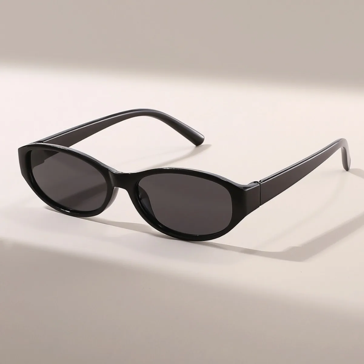レトロな雰囲気のオーバル型サングラス。レディースブランド、デ - Designer Sunglasses のレビューと価格