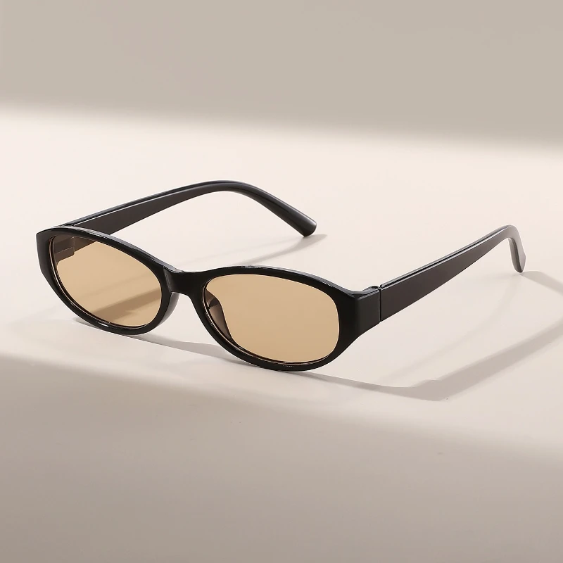 レトロな雰囲気のオーバル型サングラス。レディースブランド、デ - Designer Sunglasses のレビューと価格