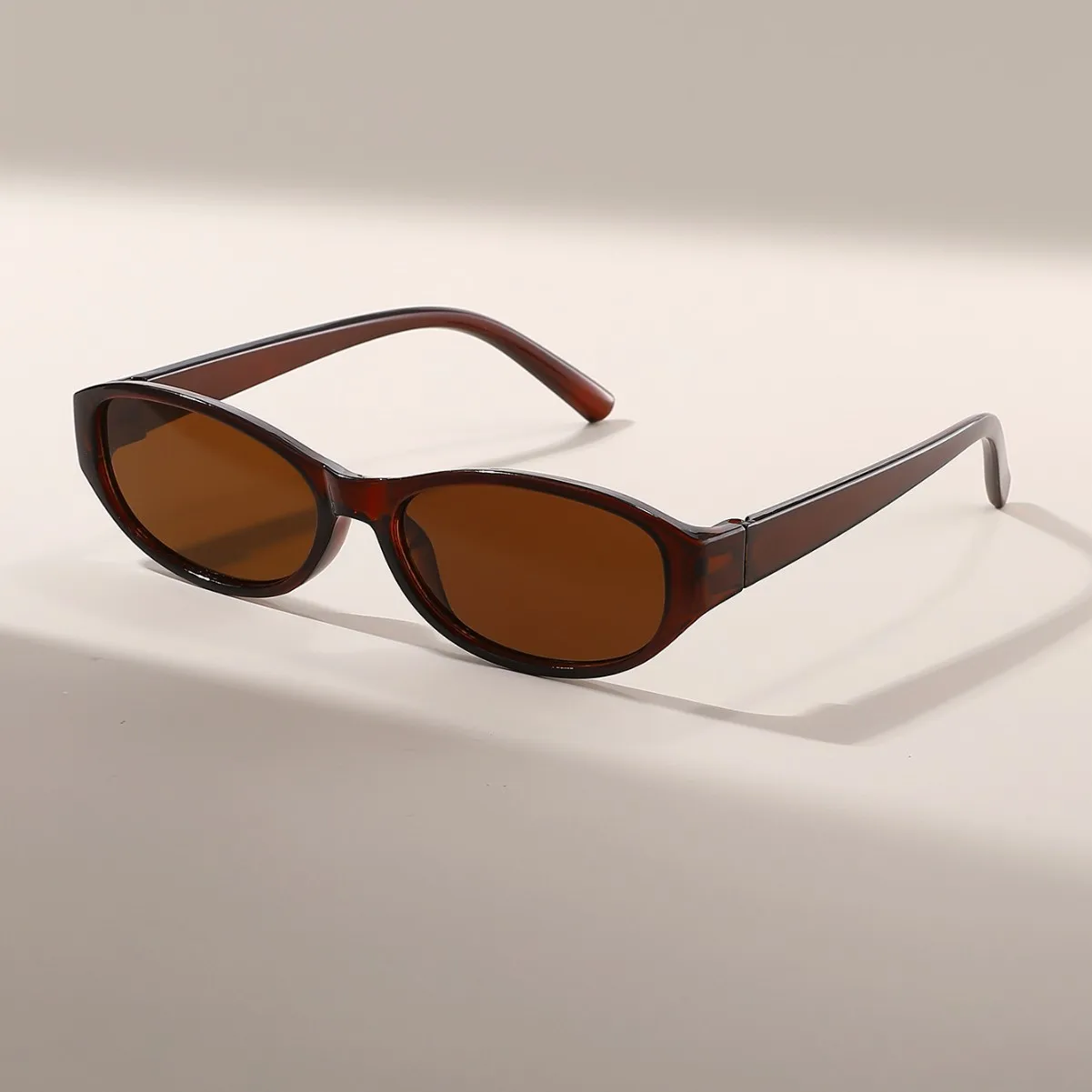 レトロな雰囲気のオーバル型サングラス。レディースブランド、デ - Designer Sunglasses のレビューと価格